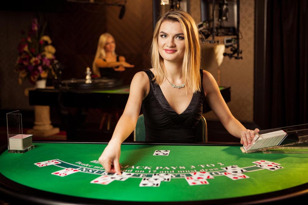 Bermain Live Casino Ditemani Dengan Dealer Wanita Cantik